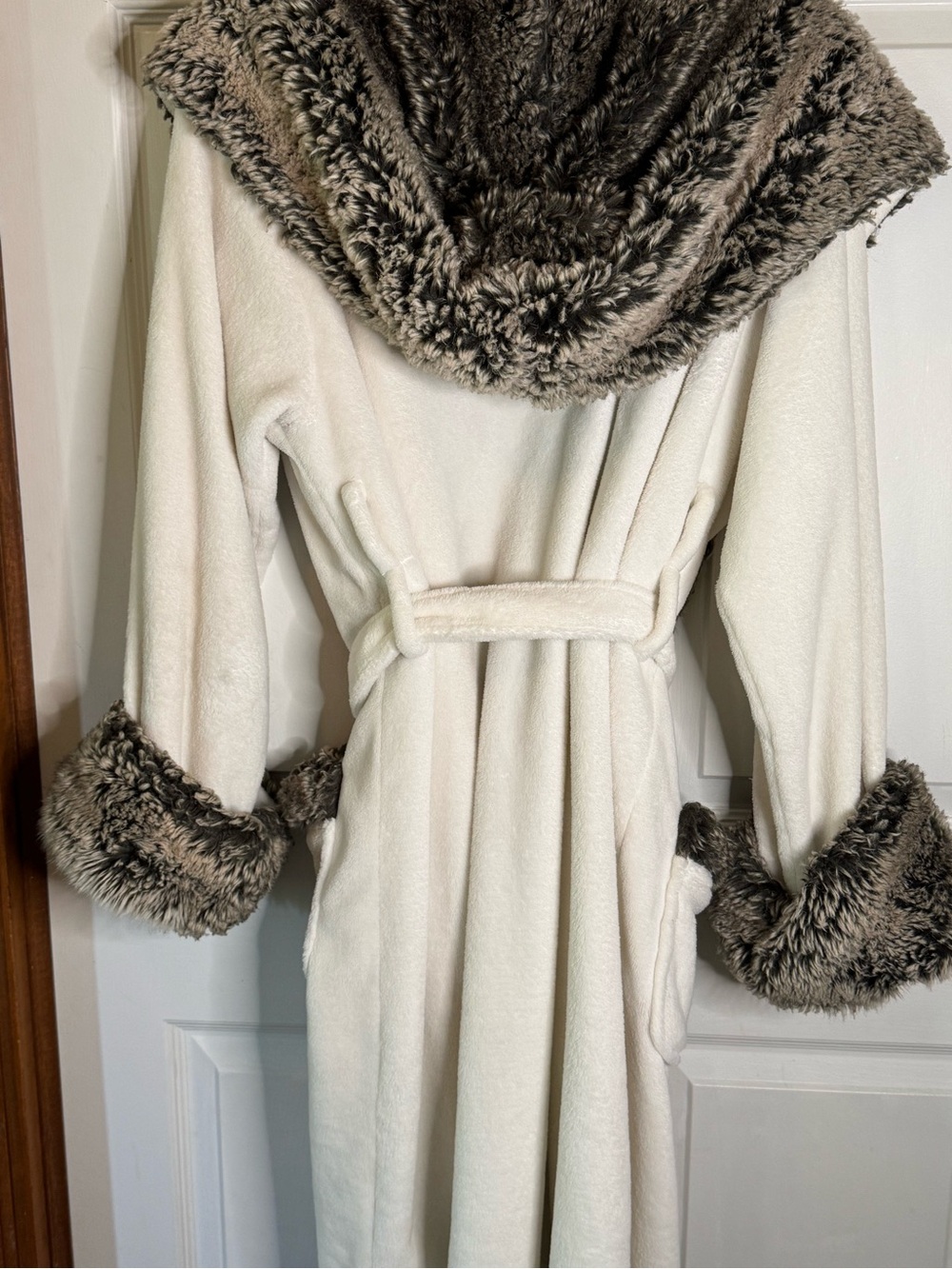 Pottery Barn Cream Robe with Gray Faux-Fur Trim - Picture 11 of 15